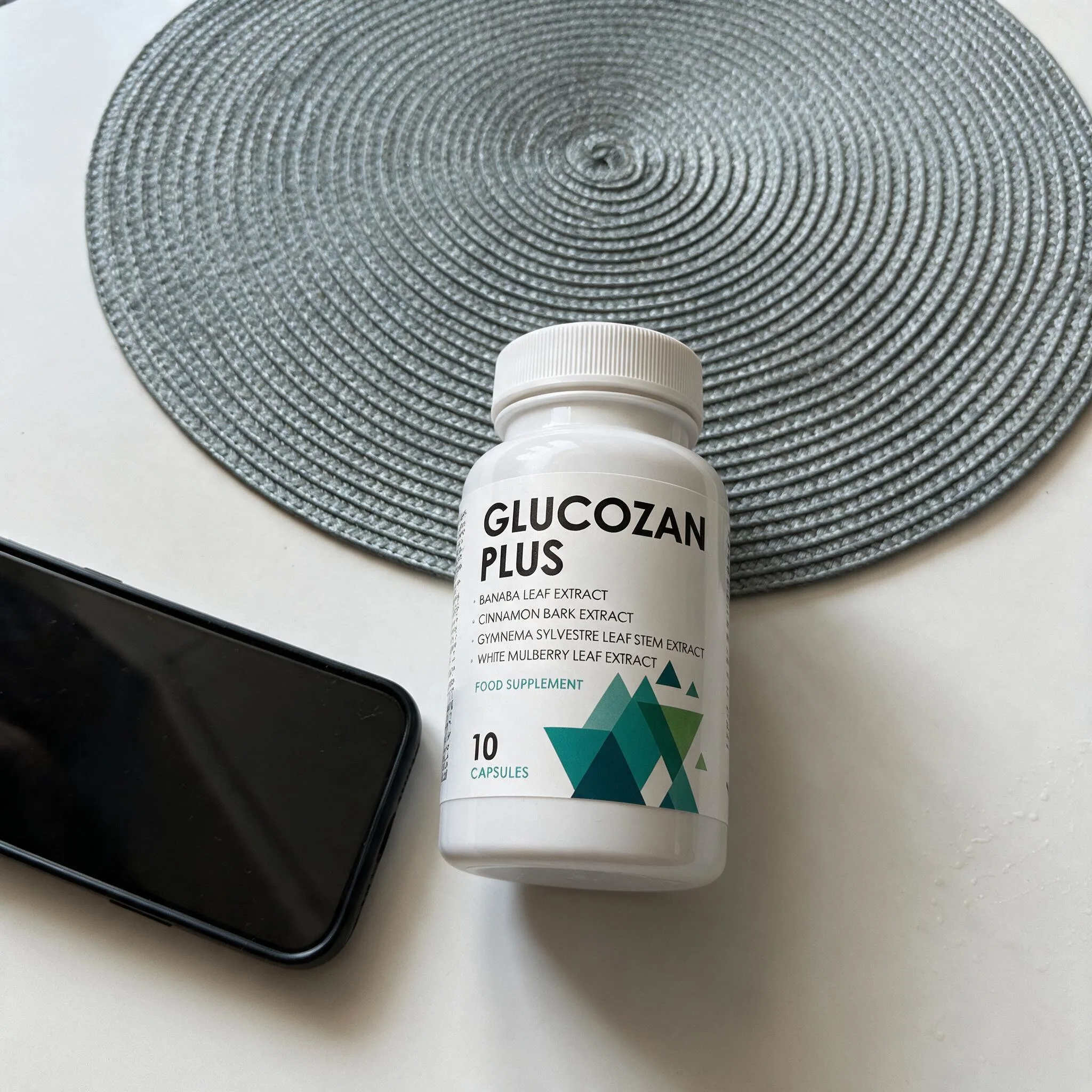 Mercedes Domínguez mostrando su envase de Glucozan Plus en Madrid