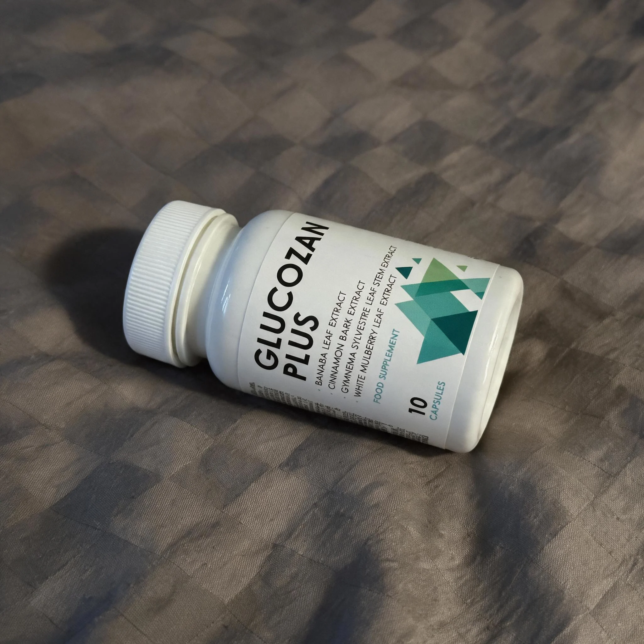 Javier Herrero con su frasco de Glucozan Plus en Valencia